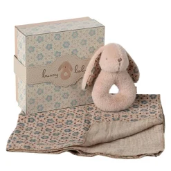 Maileg Maileg Collection|2 Years < Bunny Rattle Baby Gift Set - Powder